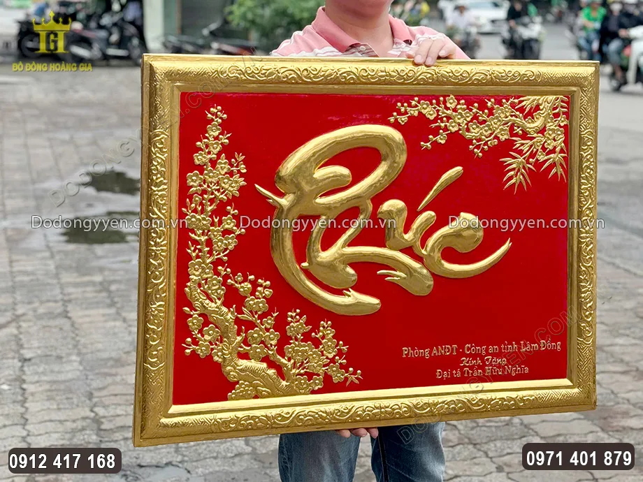 Họa tiết hoa văn đều được d&aacute;t v&agrave;ng 9999 v&ocirc; c&ugrave;ng sang trọng